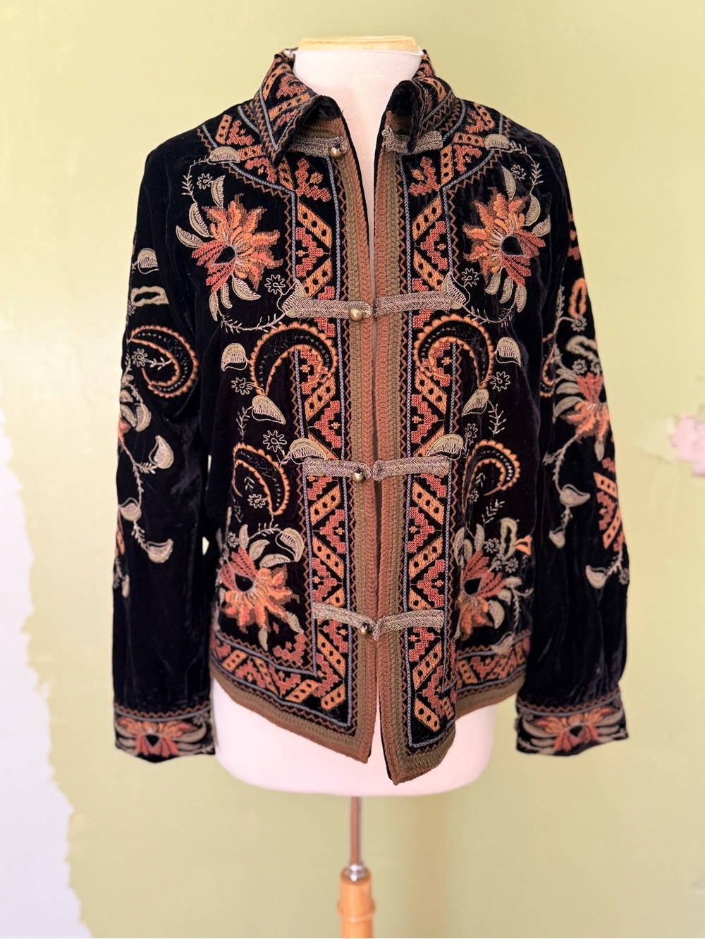 Gorgeous Zara NWT Black Velvet Embroidered Floral Blazer